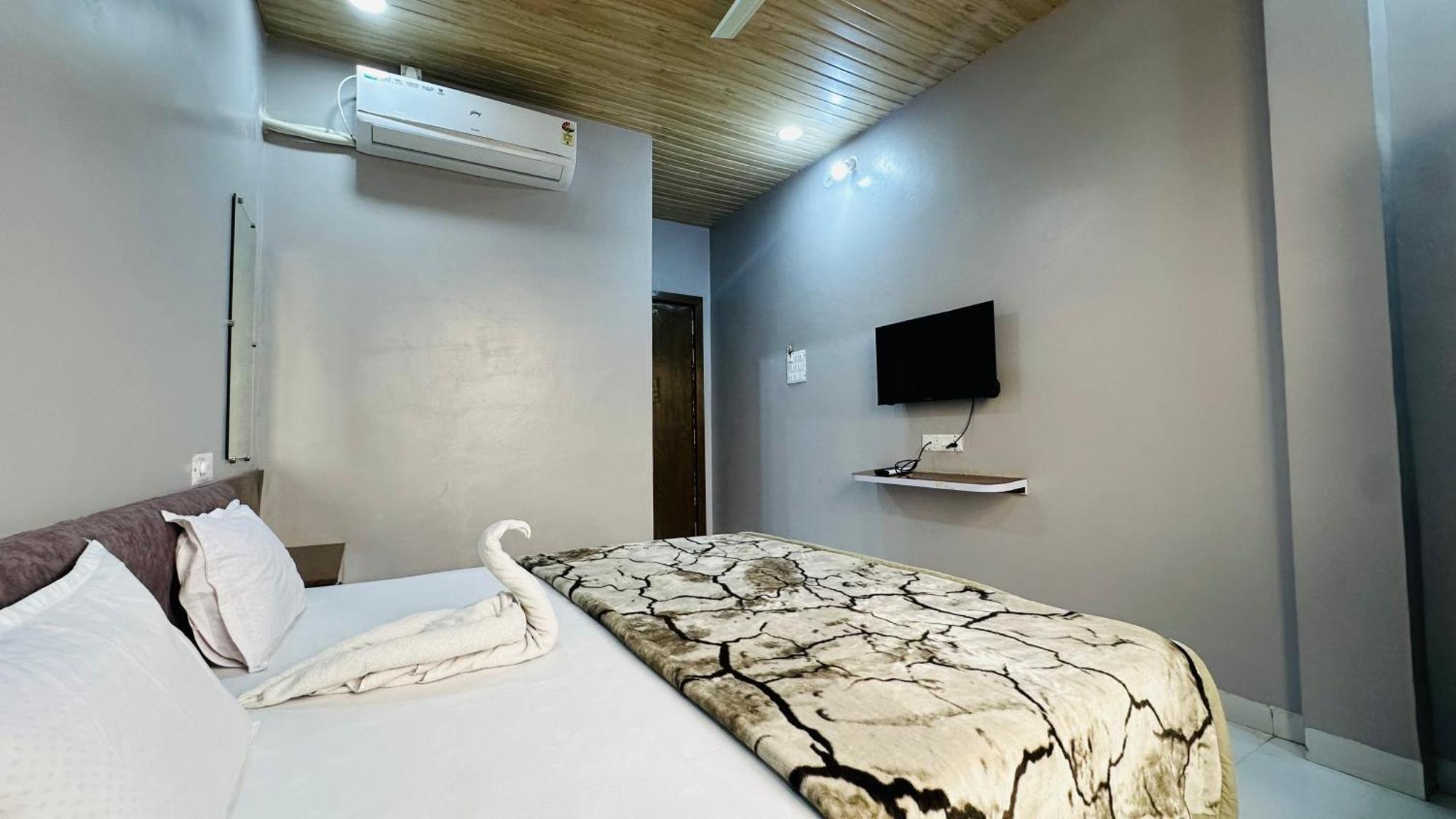 Hotel Kanha Palace Ujjain Extérieur photo